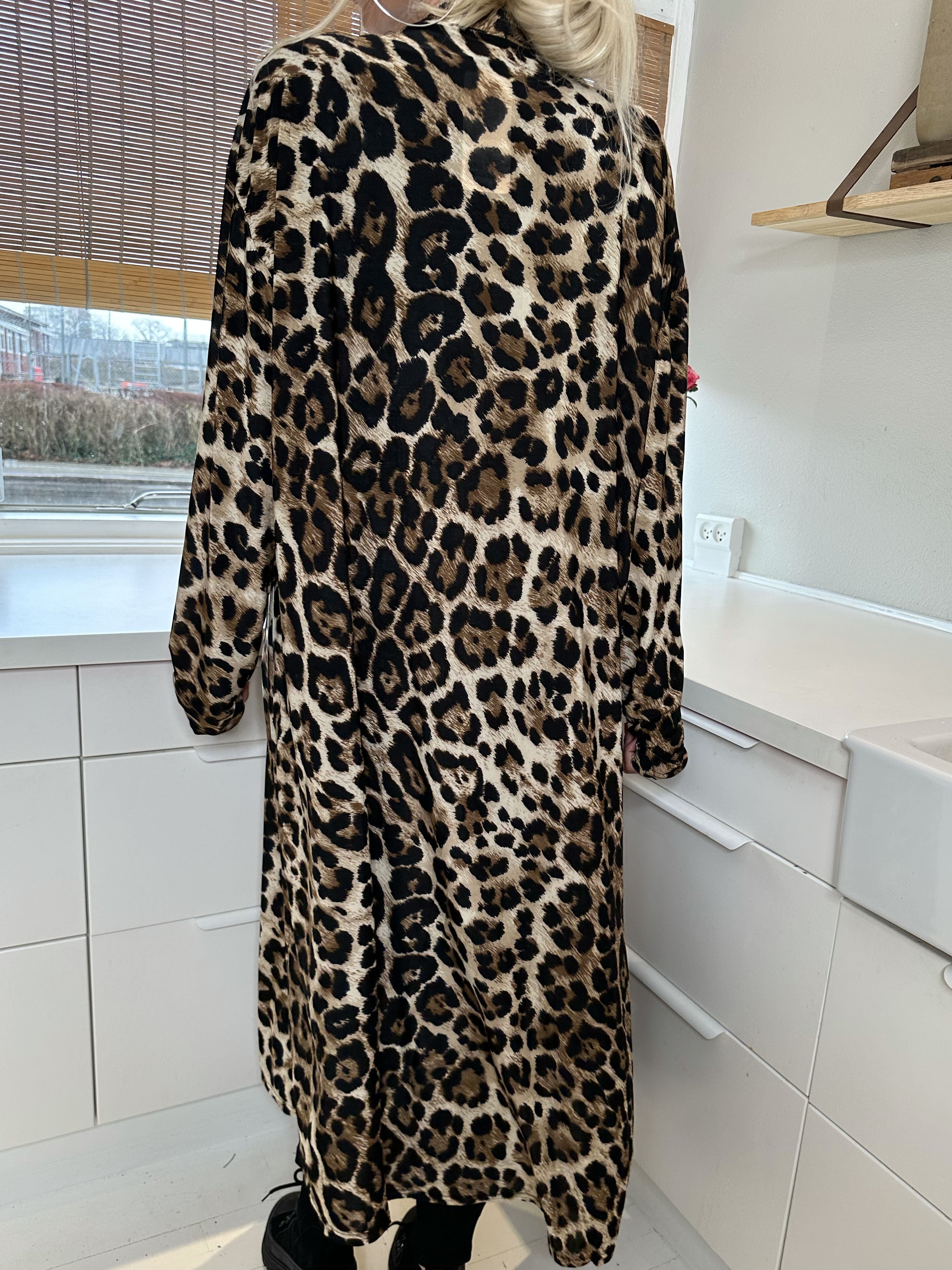 Alline long - Lång leopardkofta i stretch